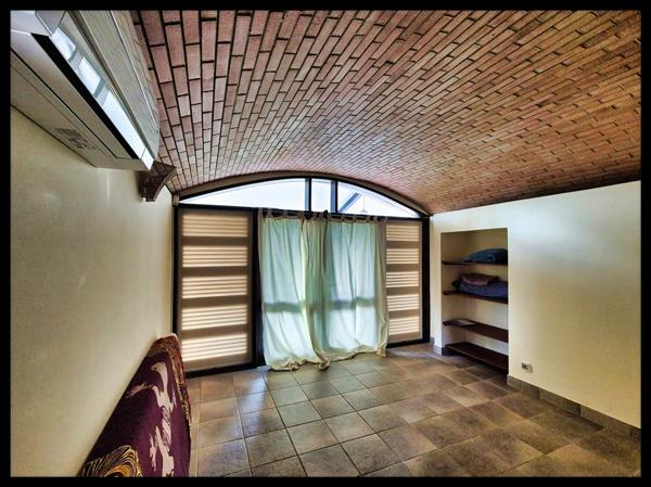 Villa d’architecte en briques de Guyane – volumes rares, piscine, jardin 1 141 m² – Kourou Lac Bois Chaudat