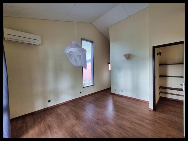 Villa d’architecte en briques de Guyane – volumes rares, piscine, jardin 1 141 m² – Kourou Lac Bois Chaudat