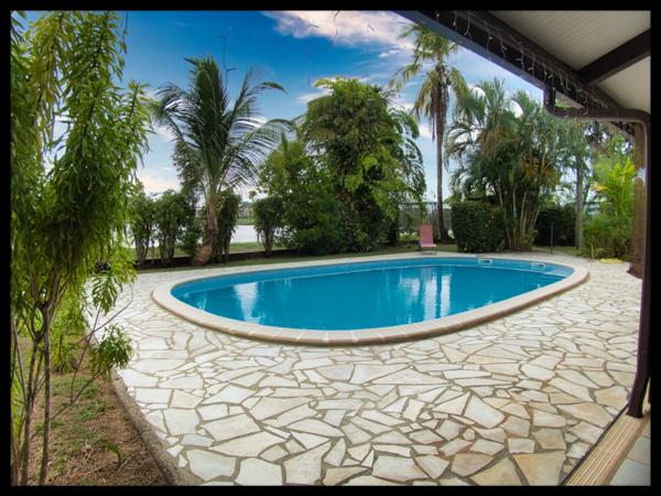 Villa d’architecte en briques de Guyane – volumes rares, piscine, jardin 1 141 m² – Kourou Lac Bois Chaudat