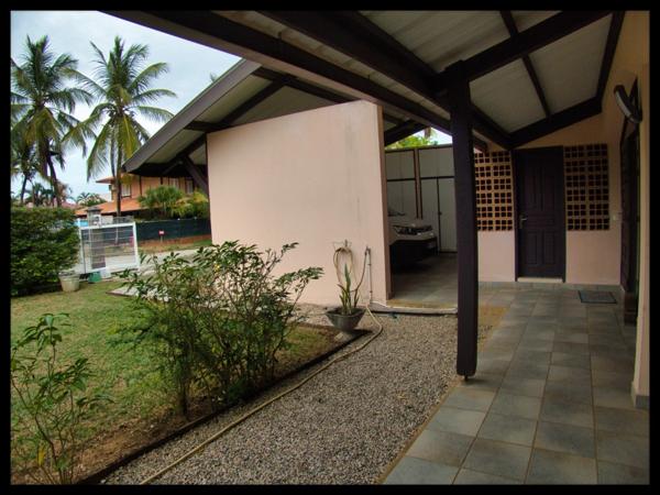 Villa d’architecte en briques de Guyane – volumes rares, piscine, jardin 1 141 m² – Kourou Lac Bois Chaudat
