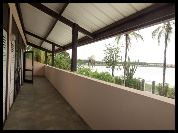 Villa d’architecte en briques de Guyane – volumes rares, piscine, jardin 1 141 m² – Kourou Lac Bois Chaudat