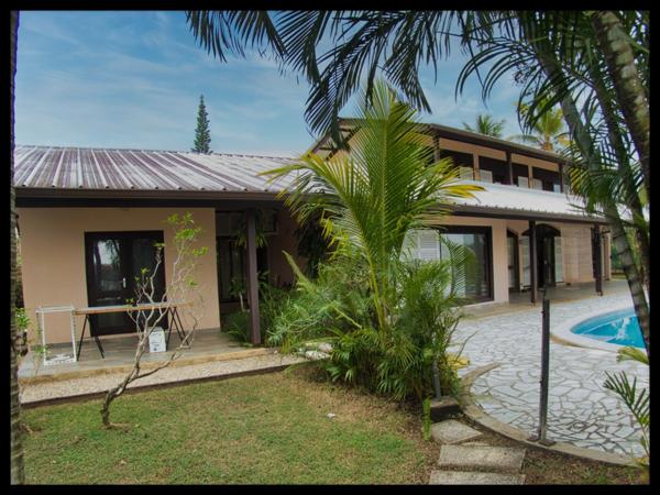 Villa d’architecte en briques de Guyane – volumes rares, piscine, jardin 1 141 m² – Kourou Lac Bois Chaudat