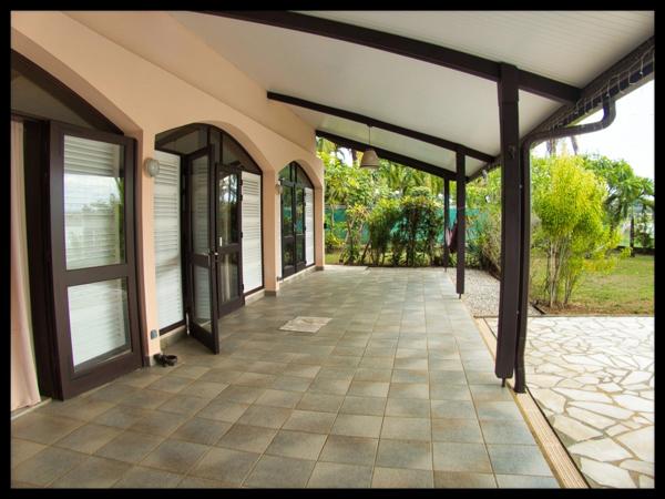 Villa d’architecte en briques de Guyane – volumes rares, piscine, jardin 1 141 m² – Kourou Lac Bois Chaudat