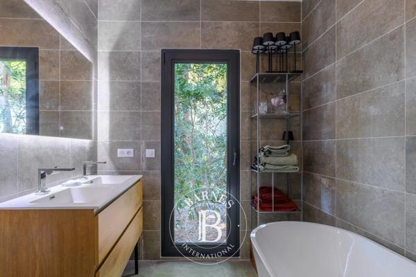 Sanary-sur-Mer, Villa 5 Chambres -  205 m² à vendre