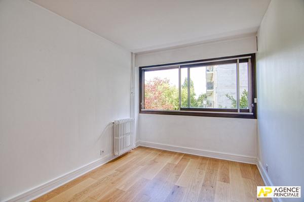 Le Chesnay St-Jean limite Versailles - Appartement 5 pièces 103 m² carrez , 4 chambres avec ascenseur, balcon, cave et place de parking en sous-sol €785 000 ** - Référence 25717