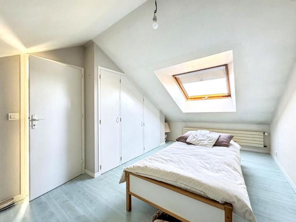 ZOLA Maison 230 m² -6 chambres + bureau, Cave, Garage, Jardin et stationnements,  
Nantes 44100