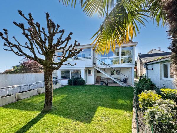 ZOLA Maison 230 m² -6 chambres + bureau, Cave, Garage, Jardin et stationnements,  
Nantes 44100