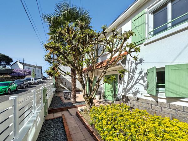 ZOLA Maison 230 m² -6 chambres + bureau, Cave, Garage, Jardin et stationnements,  
Nantes 44100