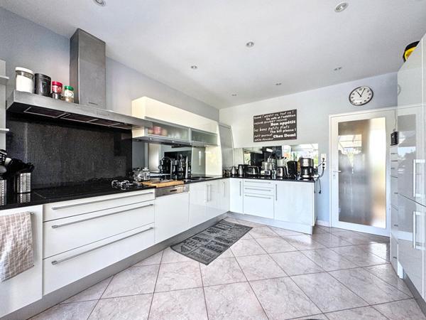 ZOLA Maison 230 m² -6 chambres + bureau, Cave, Garage, Jardin et stationnements,  
Nantes 44100