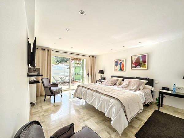 ZOLA Maison 230 m² -6 chambres + bureau, Cave, Garage, Jardin et stationnements,  
Nantes 44100