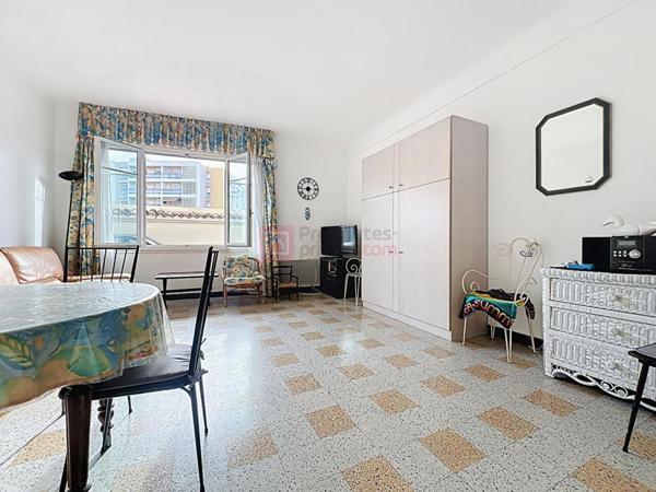Grand studio de 35 m² au rez-de-chaussée, en plein coeur de Vallauris