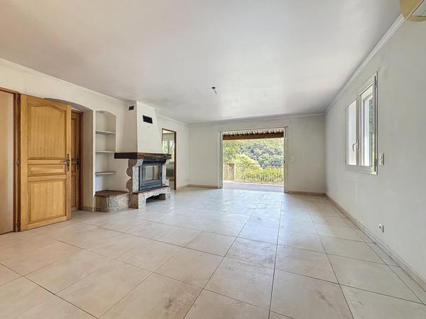 La Roquette s/Siagne - Villa avec grand garage.