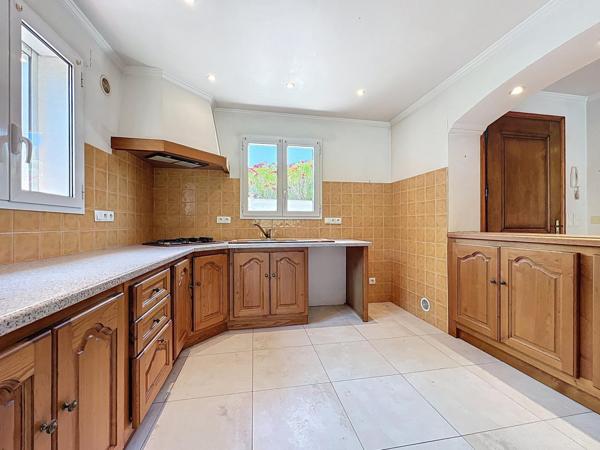 La Roquette s/Siagne - Villa avec grand garage.