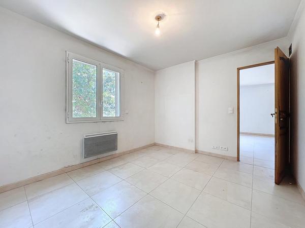 La Roquette s/Siagne - Villa avec grand garage.