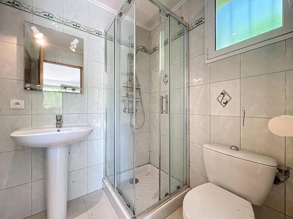 La Roquette s/Siagne - Villa avec grand garage.