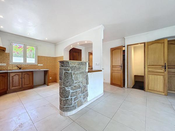 La Roquette s/Siagne - Villa avec grand garage.