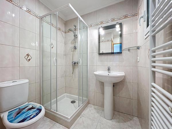 La Roquette s/Siagne - Villa avec grand garage.