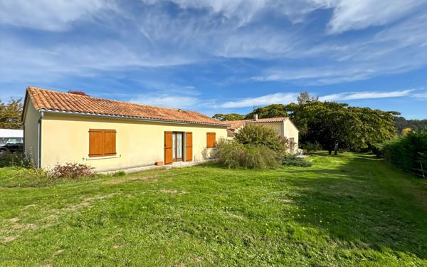 Maison à vendre    6 pièces • 197 m2 Château-l'Évêque