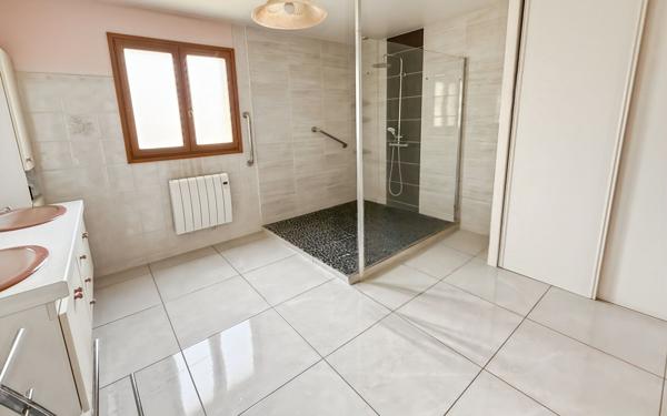 Maison à vendre    6 pièces • 197 m2 Château-l'Évêque