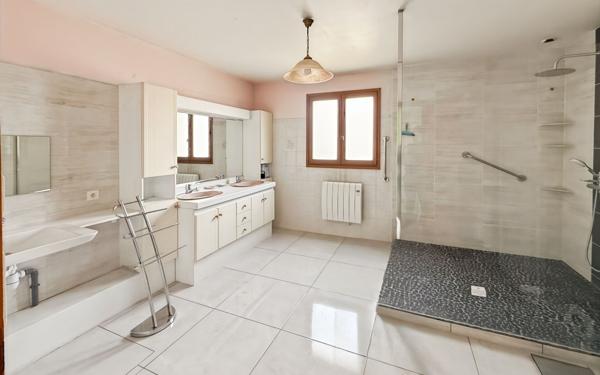 Maison à vendre    6 pièces • 197 m2 Château-l'Évêque