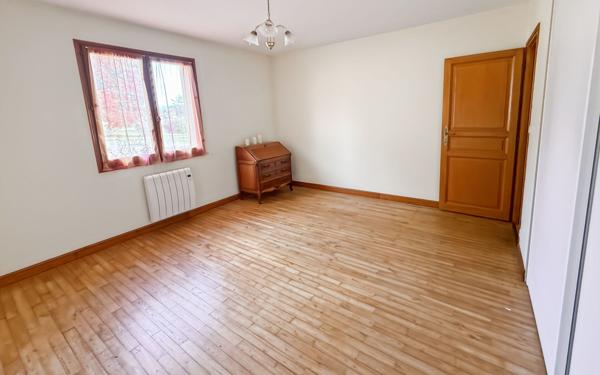 Maison à vendre    6 pièces • 197 m2 Château-l'Évêque