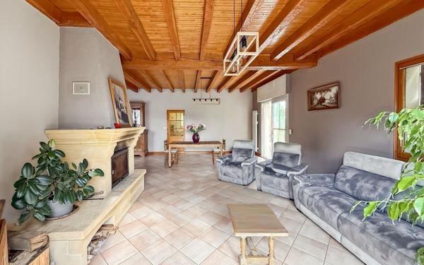 Maison à vendre    6 pièces • 197 m2 Château-l'Évêque