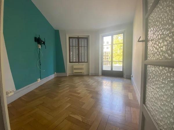 APPARTEMENT T3 A LOUER - LYON 3EME ARRONDISSEMENT Saint-Maximin-Sisley 46 m 2 832 € charges comprises par mois