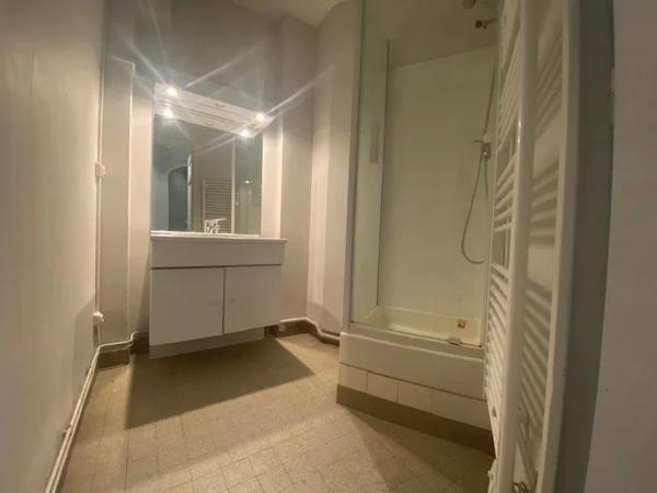 APPARTEMENT T3 A LOUER - LYON 3EME ARRONDISSEMENT Saint-Maximin-Sisley 46 m 2 832 € charges comprises par mois