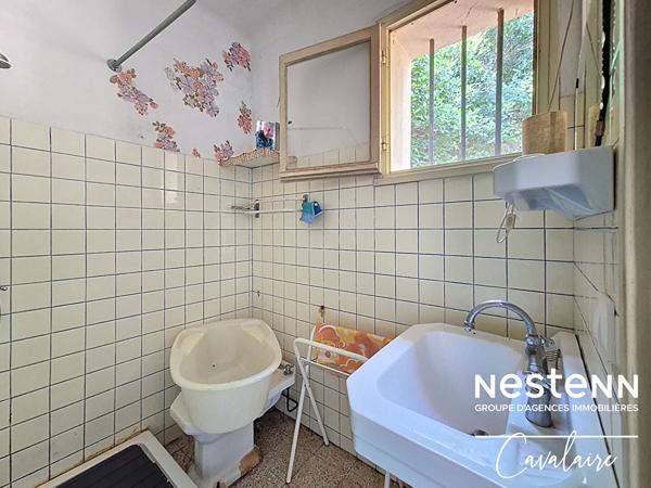 Terrain à fort potentiel avec maison des années 60 à rénover