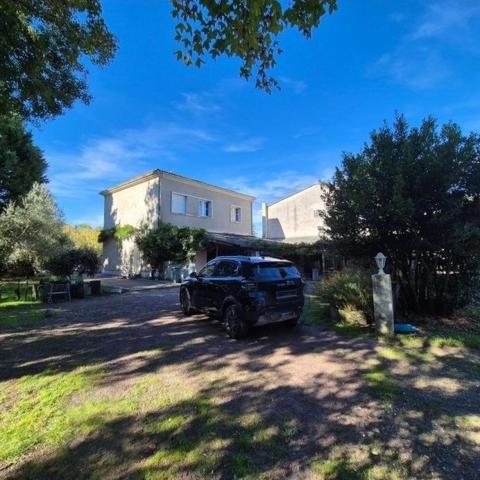 maison à étage de 130 m2 et 60m2 de véranda sur un joli terrain arboré de 1006 m2 avec une dépendance habitable