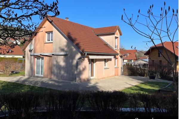 Magnifique maison très lumineuse avec 3 grands chambres, double garage un beau jardin 339.000€