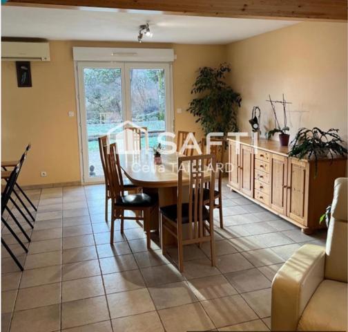 Magnifique maison très lumineuse avec 3 grands chambres, double garage un beau jardin 339.000€