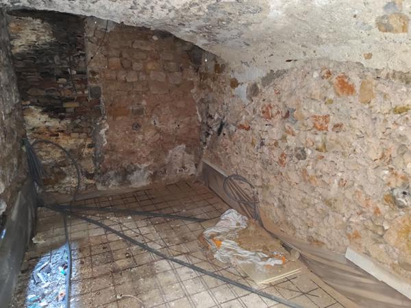 Local commercial Grasse 33 m2 avec 2 caves de 10 m² chacune, centre historique