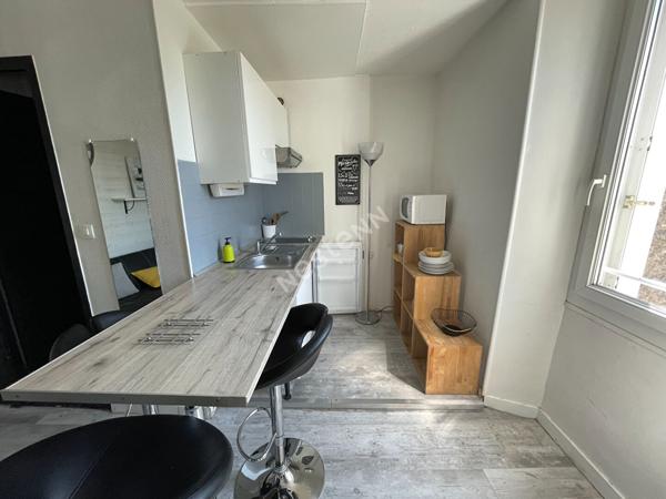 A LOUER AGRÉABLE APPARTEMENT MEUBLÉ POITIERS QUARTIER MUSÉE SAINTE CROIX