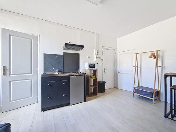 Studio Meublé 17m² - Hyper Centre Poitiers - Quartier Dynamique - Gare et Bus à Pied - Idéal Étudiant ou Jeune Actif