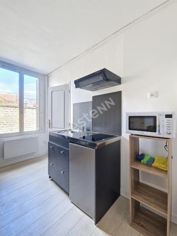 Studio Meublé 17m² - Hyper Centre Poitiers - Quartier Dynamique - Gare et Bus à Pied - Idéal Étudiant ou Jeune Actif
