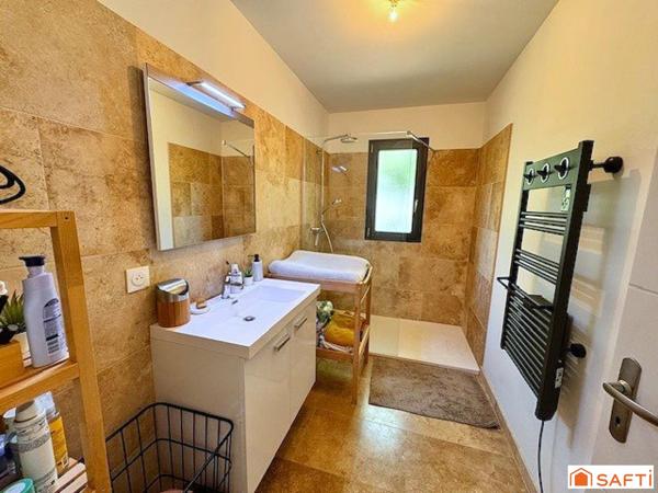 Villa T4 de 2019 avec terrasse et garage.