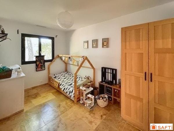 Villa T4 de 2019 avec terrasse et garage.