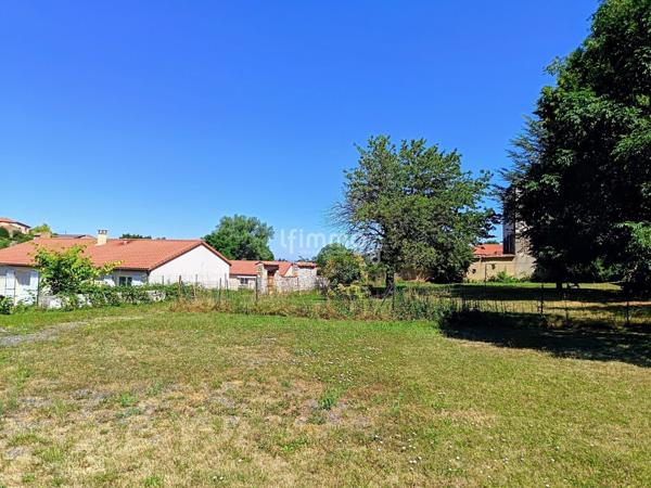 Terrain d'agrément + garage à camping-car