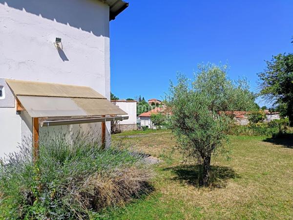 Terrain d'agrément + garage à camping-car