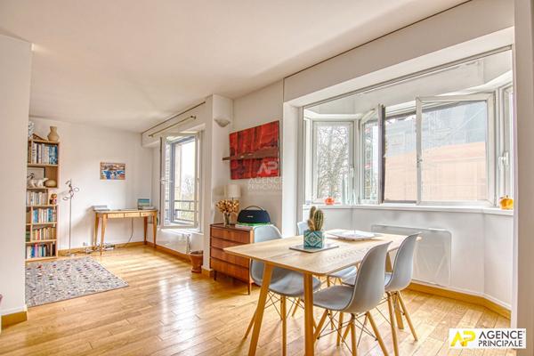 Versailles Montreuil Glatiigny - Appartement 4 pièces 93 m² environ situé au 2eme étage avec ascenseur, cave et double parking en sous-sol €675 000 ** - Référence 26671