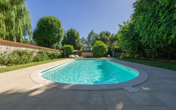 Maison à vendre    10 pièces • 333 m2 Mandres-les-Roses