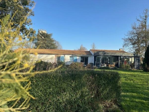 AUBIGNY-LES CLOUZEAUX, Longère 156 m², dépendance, 3569 m² terrain