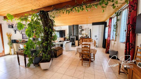 Nuaillé sur Boutonne Maison de plain pied de 131 m² avec 3 chambres, jardinet, garage et dépendance