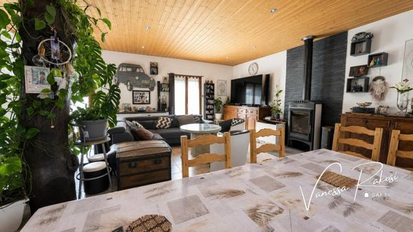 Nuaillé sur Boutonne Maison de plain pied de 131 m² avec 3 chambres, jardinet, garage et dépendance