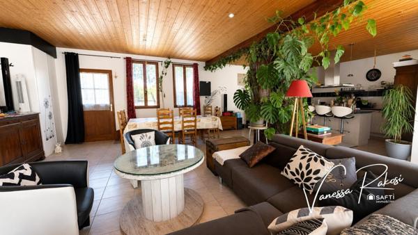 Nuaillé sur Boutonne Maison de plain pied de 131 m² avec 3 chambres, jardinet, garage et dépendance