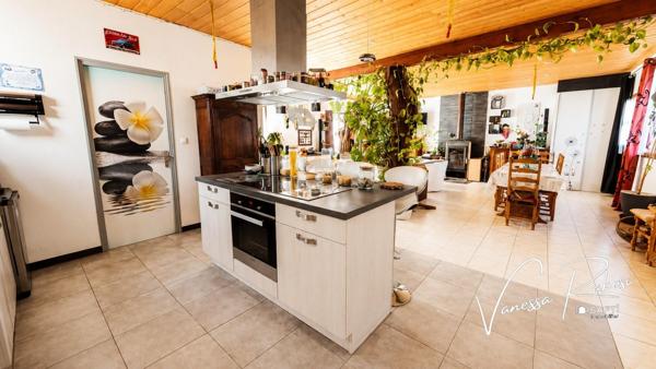 Nuaillé sur Boutonne Maison de plain pied de 131 m² avec 3 chambres, jardinet, garage et dépendance