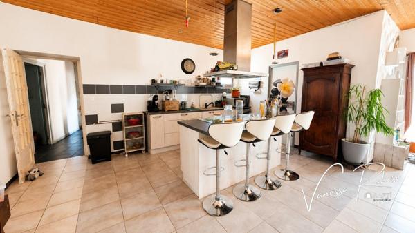 Nuaillé sur Boutonne Maison de plain pied de 131 m² avec 3 chambres, jardinet, garage et dépendance