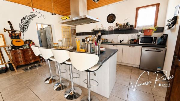 Nuaillé sur Boutonne Maison de plain pied de 131 m² avec 3 chambres, jardinet, garage et dépendance