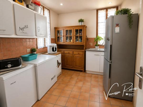 Nuaillé sur Boutonne Maison de plain pied de 131 m² avec 3 chambres, jardinet, garage et dépendance